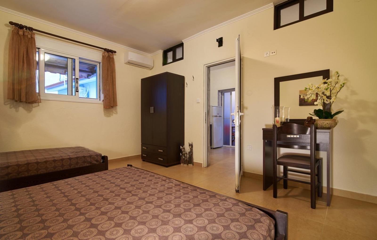 Sunset Studios - Suites With Seaview & Back Side Apartements 토로니 외부 사진